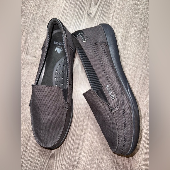 CROCS Shoes - CROCS Women’s Walu Canvas Loafer Flat Shoes Low Top Slip On Sz 9 ✨